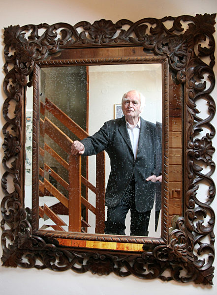 Der Schriftsteller Martin Walser posiert am Dienstag (29.01...