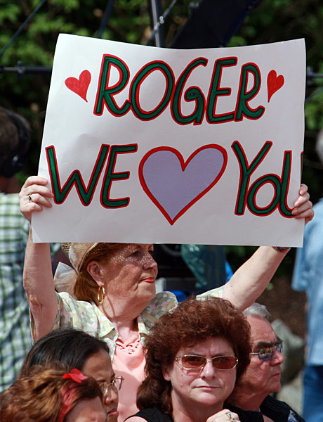 Ein weiblicher Fan des Sängers Roger Whittaker hält am Sonntag (01.06...
