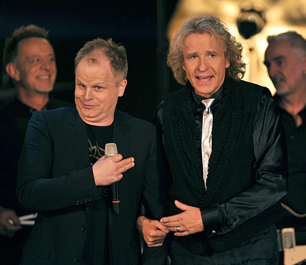 QUALITÄTSWIEDERHOLUNG - Der Sänger Herbert Grönemeyer (l) und der Moderator...