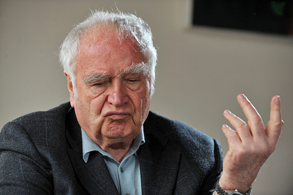 Der Schriftsteller Martin Walser verzieht das Gesicht...