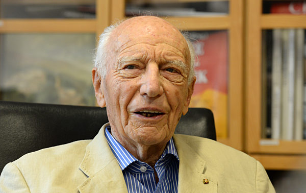 Walter Scheel nimmt Abschied von seinem Büro