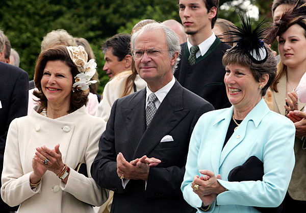 Königin Silvia von Schweden (r) steht am Samstag (21.05...