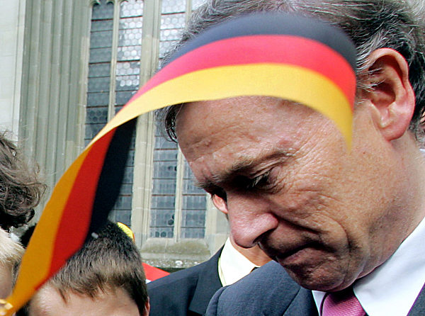 Eine Deutschlandfahne weht Bundespräsident Horst Köhler am Dienstag (05.07...