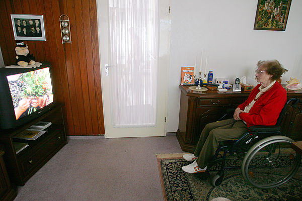 Eine Seniorin sitzt am Donnerstag (27.10.2005) in ihrer Wohnung in Freiburg...