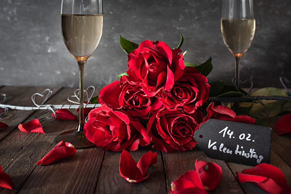 Valentinstag - Der Tag der Liebenden      Der Valentinstag naht am 14. Februar: Ein Datum, das weltweit die romantische Liebe feiert. Einst ein christlicher Festtag zu Ehren des Heiligen Valentinus, wird dieser Tag nun von Verliebten genutzt. Bedenken Sie doch Ihren Liebsten oder Ihrer Liebsten mit Blumen, Pralinen oder einer kleinen Überraschung….oder schreiben Sie doch mal wieder einen Liebesbrief.