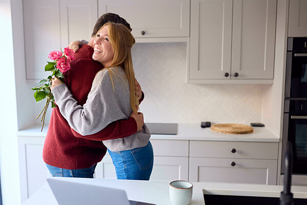 paar,valentinstag,küche,umarmung,blumengeschenk