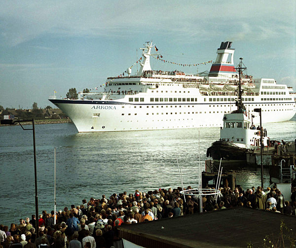 DDR - Die MS "Arkona" geht auf erste Reise