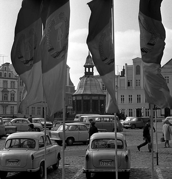 Gehisste DDR-Flaggen am Marktplatz der Hansestadt Wismar mit seinen...