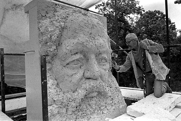 DDR - Bildhauer Jo Jastram mit Karl-Marx-Denkmal