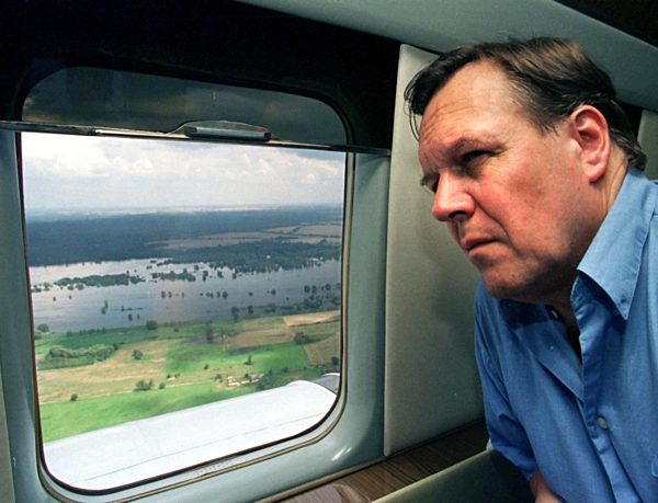 Rühe zum zweiten Mal im Hochwassergebiet