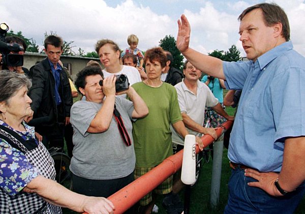 Rühe zum zweiten Mal im Hochwassergebiet