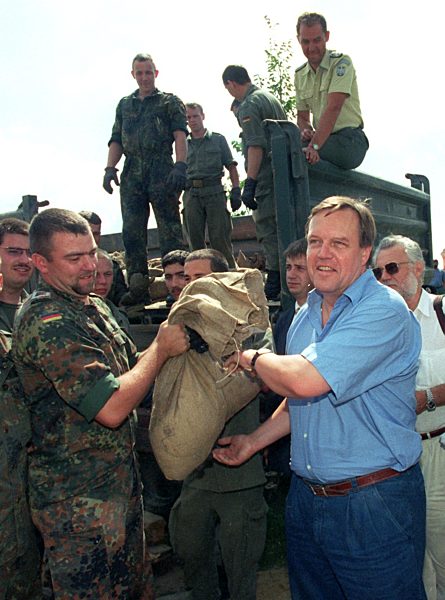 Rühe zum zweiten Mal im Hochwassergebiet