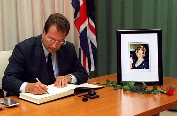 Kinkel trägt sich in Kondolenzbuch ein