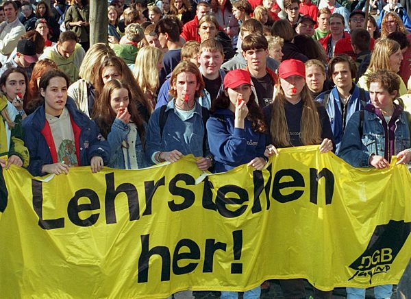 Aktion für Lehrstellen - DGB-Jugend demonstriert in Bonn