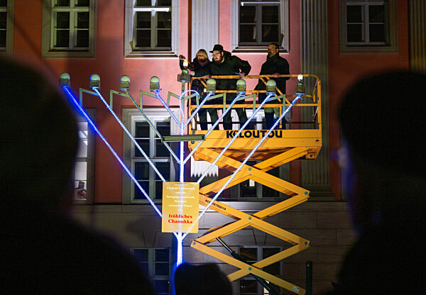 Erstes Licht das des Chanukka-Leuchters vor dem Landtag