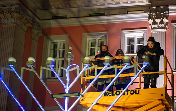 Erstes Licht das des Chanukka-Leuchters vor dem Landtag