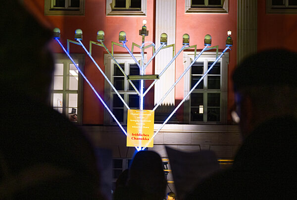 Erstes Licht das des Chanukka-Leuchters vor dem Landtag