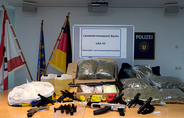 PK von LKA Berlin zum Drogen- und Waffenfund