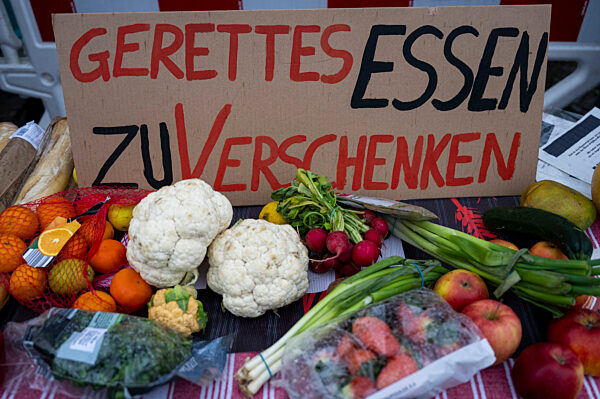 Aktivisten verteilen weggeworfenes Essen