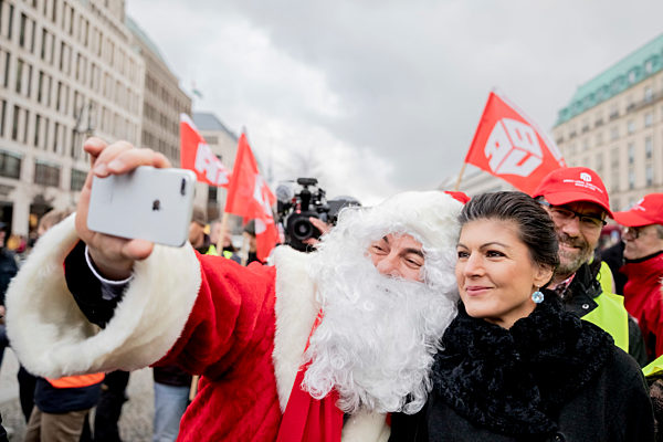 Protestversammlung fürs Weihnachtsgeld von GebäudereinigerInnen