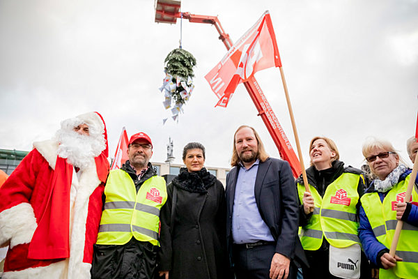 Protestversammlung fürs Weihnachtsgeld von GebäudereinigerInnen