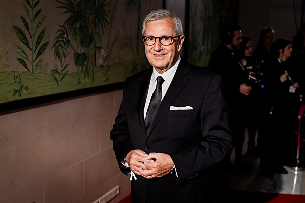 Jan Hofer says goodbye again - and stays