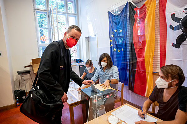 Wahl zum Abgeordnetenhaus - Stimmabgabe Lederer Die Linke