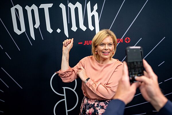 Organspende-Tattoo im Bundestag