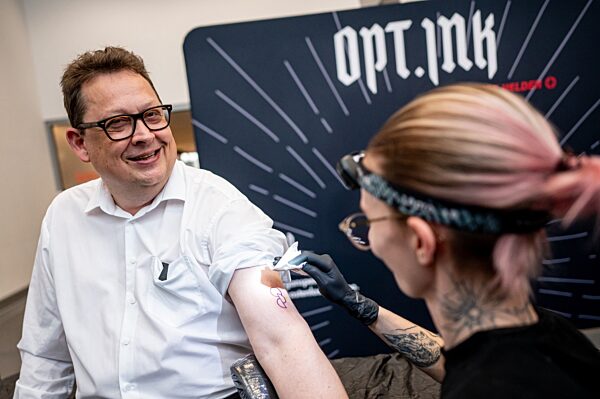 Organspende-Tattoo im Bundestag