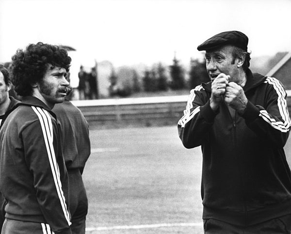 Fußball-WM: Helmut Schön redet mit Paul Breitner