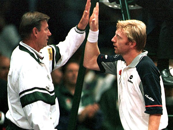 Tennis: Boris Becker und Niki Pilic beim Abklatschen