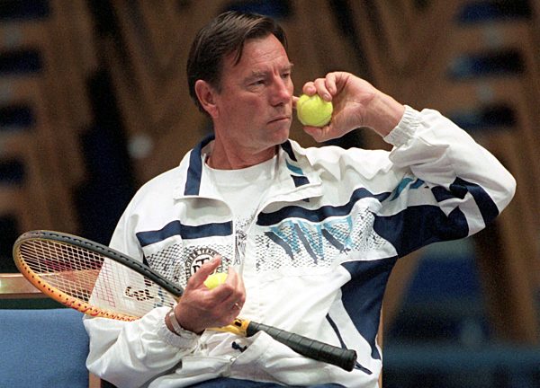 Tennis: Niki Pilic beobachtet das Training