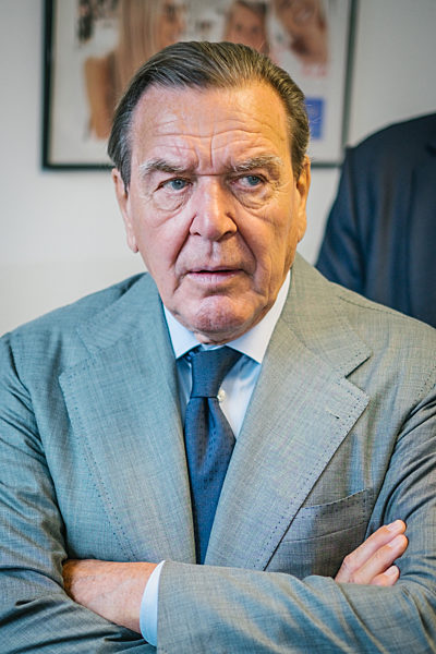 Schröder besucht 96 Nachwuchs