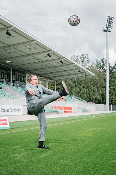 Schröder besucht 96 Nachwuchs