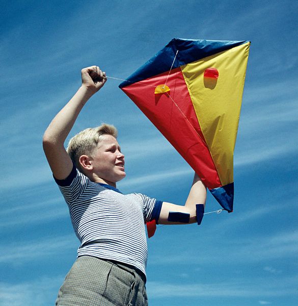 Junge lässt Drachen steigen, 50er Jahre