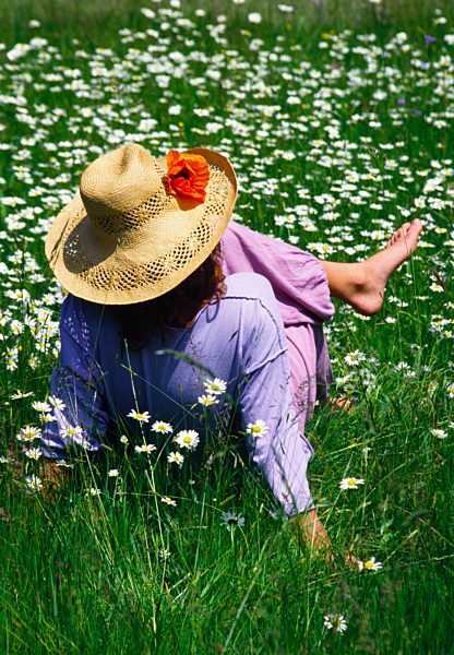 Mädchen in Margeritenwiese