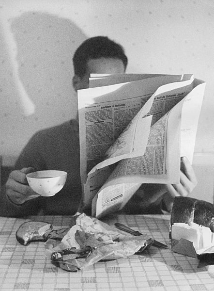 Junggeselle macht lesend Brotzeit, 50er Jahre