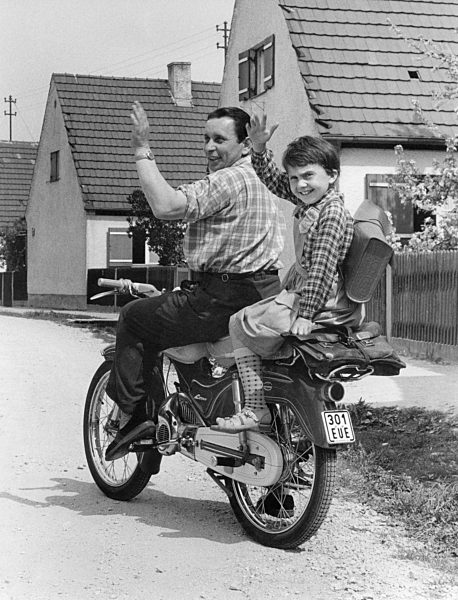Vater holt Sohn mit dem Moped von der Schule ab, 50er Jahre