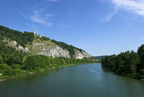 Blick auf Main-Donau-Kanal und Burgruine Randeck bei Essing, Altmühltal