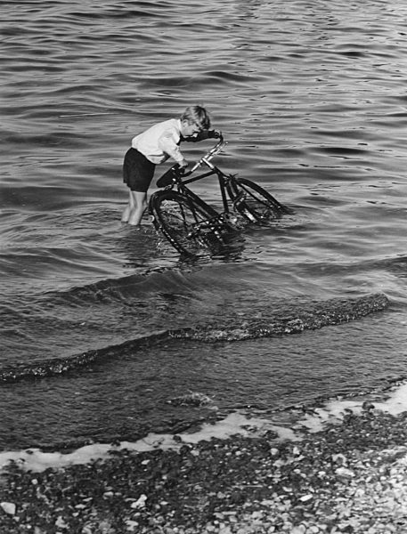 Fahrradwäsche im See, 50er Jahre