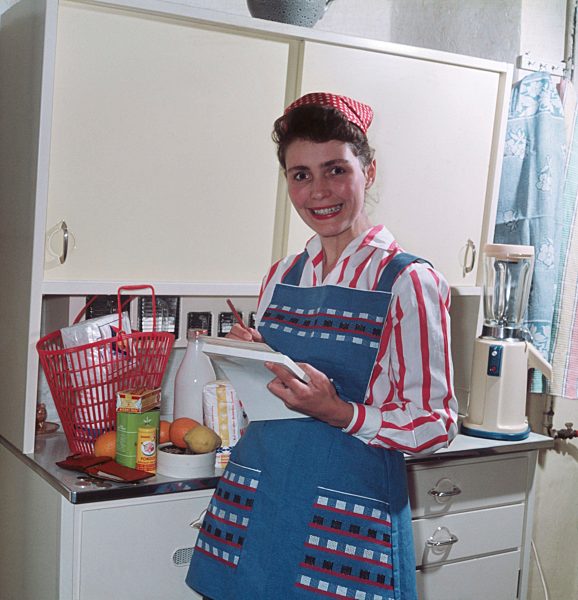 Strahlende Hausfrau führt Kassenbuch, 50er Jahre