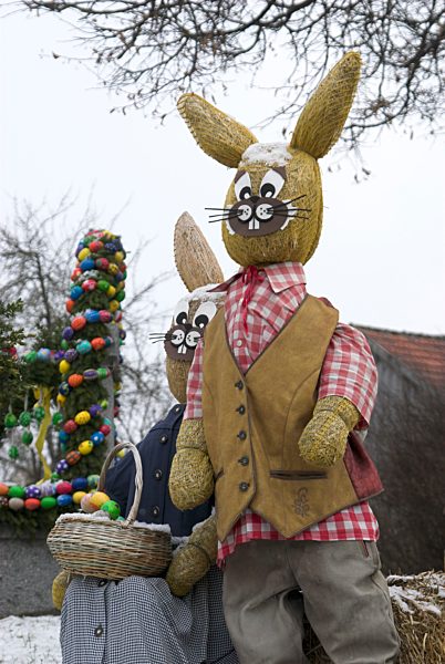 Osterhasenpaar im Schnee