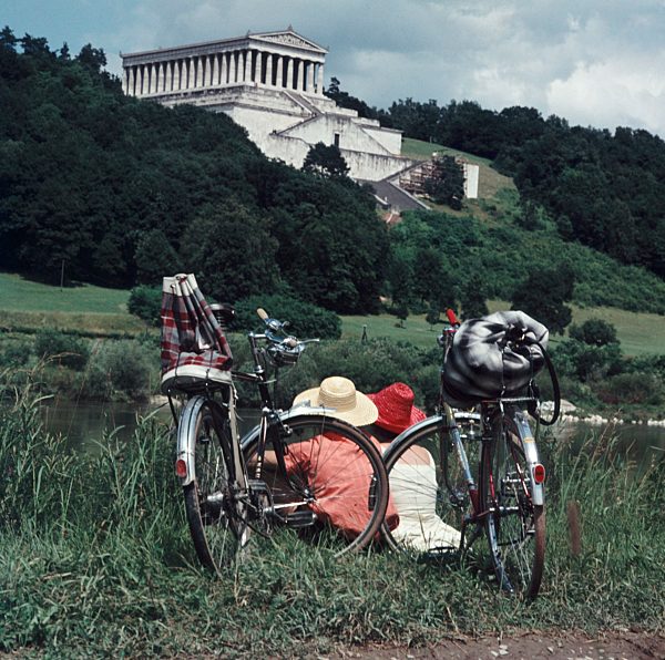 Radfahrer rasten unterhalb der Walhalla, 50er Jahre
