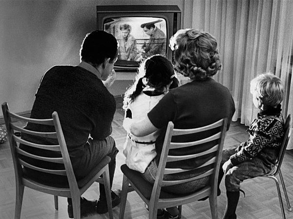 Familie vor dem Fernseher, 70er Jahre