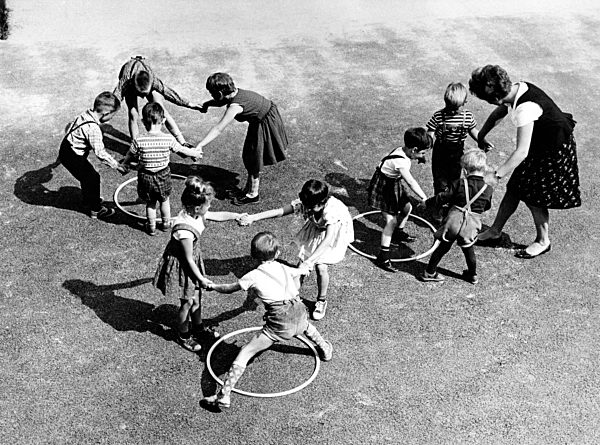 Geschicklichkeitsspiel im Kindergarten, 60er Jahre