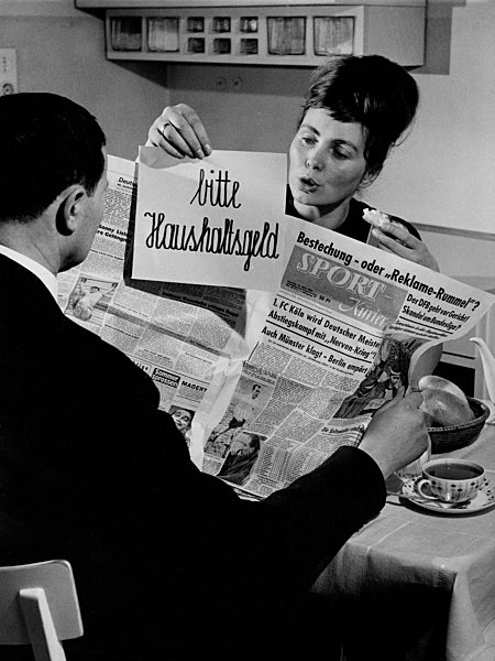 Frau muss um Haushaltsgeld betteln, 50er Jahre