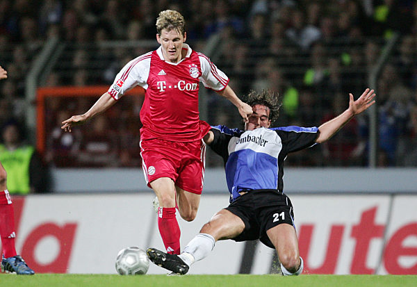 Fussball DFB Pokal: Bielefeld - Bayern, Zweikampf