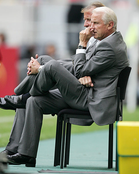 Fussball Ligapokal: Stuttgart - Hertha, Zweikampf