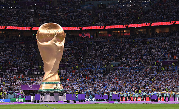 FUSSBALL SCHMUCKBILD WM Pokal