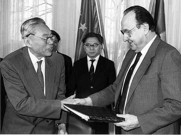 Hans-Dietrich Genscher and Guo Fengmin agree on opening of Goethe Istitute in China